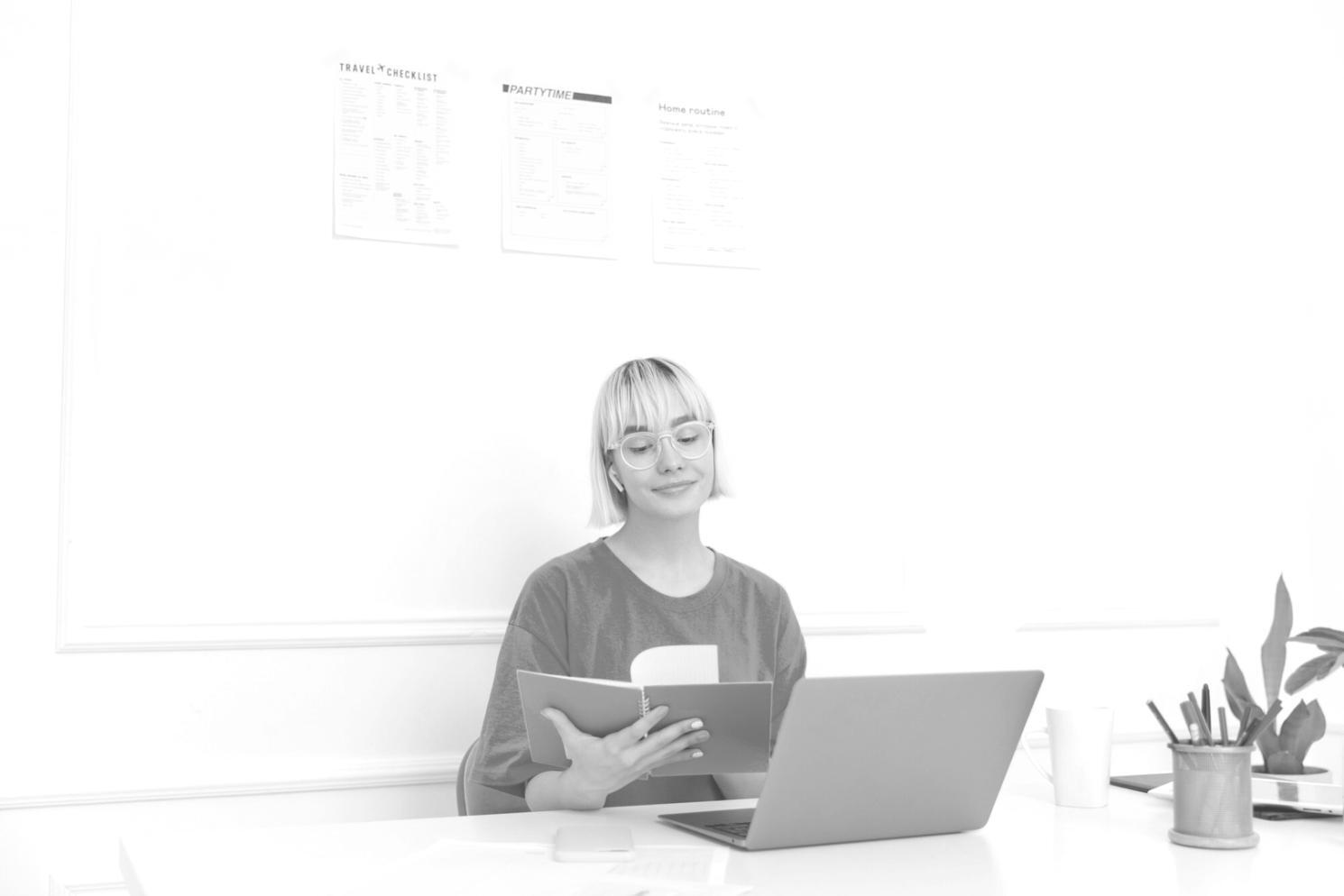Professioneller Arbeitsplatz mit mehreren Monitoren für Marktanalyse